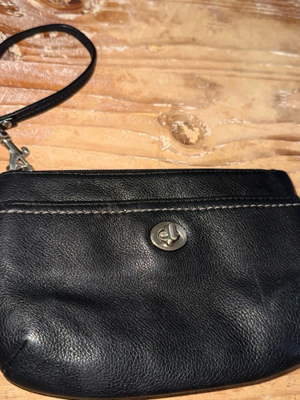 Coach Park  Vintage Wristlet Black Leather Turn Lock Pocket Green satin lined
